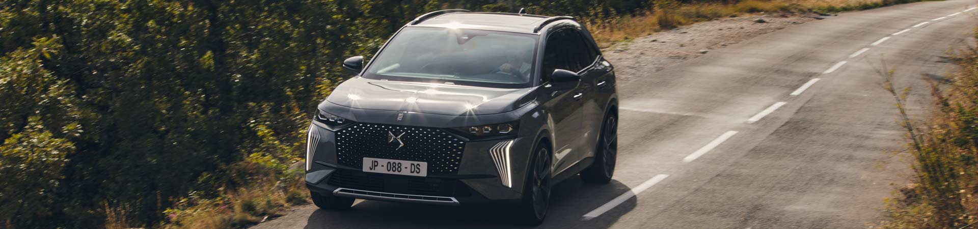 suv ds 7 qui roule sur route de montagne