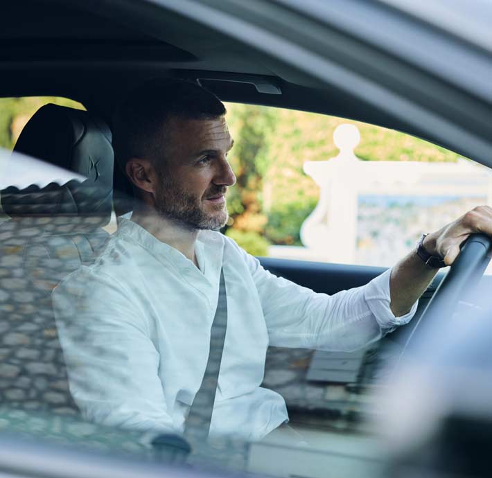 homme de 40 ans au volant d'un DS 7