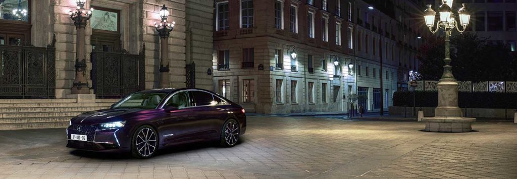 berline de luxe ds 9 dans une ville la nuit. Comment recharger son véhicule électrique premium en ville ?