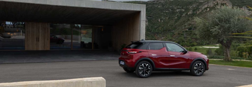 suv compact ds 3 devant batiment au design moderne