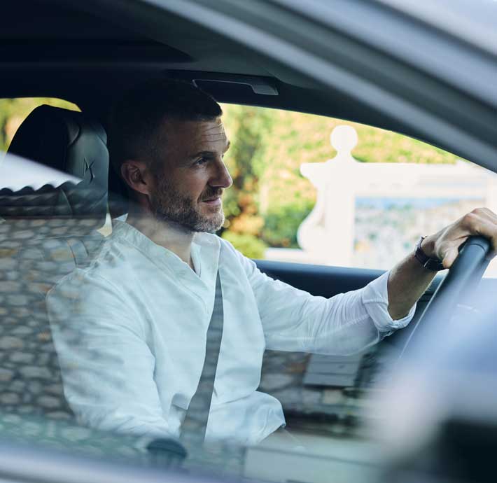 homme 40 ans au volant  d'un SUV DS 7