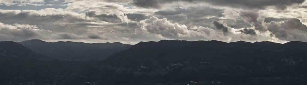 Montagne avec nuage