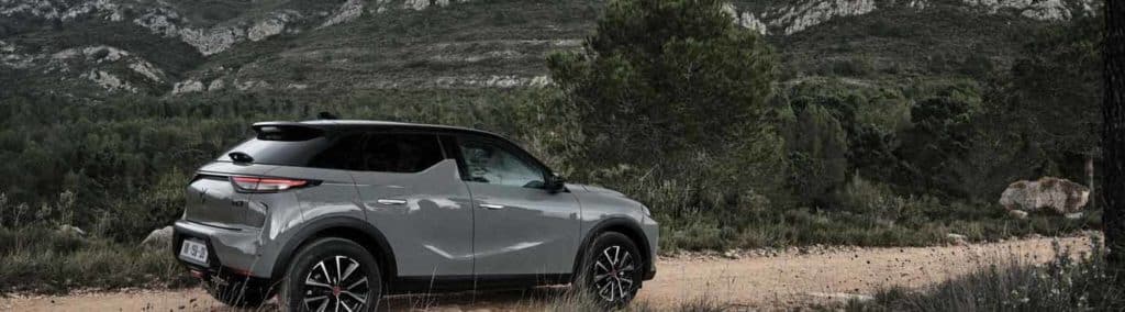 Voiture roulant sur un chemin en forêt