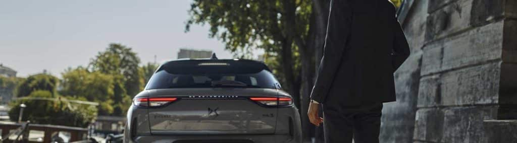 Homme de dos qui marche vers sa voiture